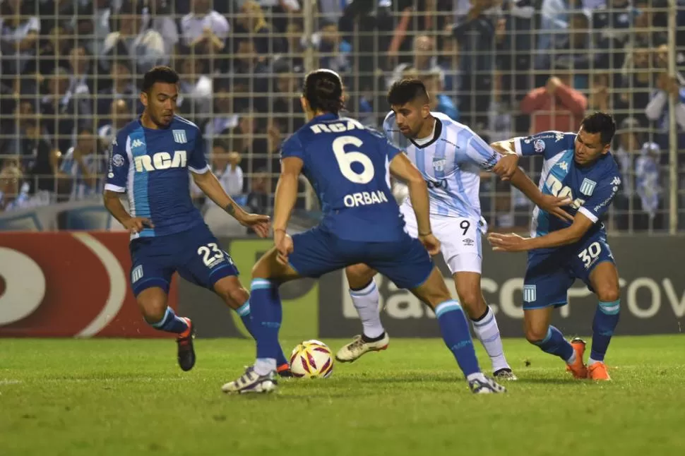 HACE CASI DOS AÑOS. Leandro Díaz lucha con Sigali y Orban en el último duelo entre Atlético y Racing, en agosto de 2018. la gaceta / FOTO JUAN PABLO SANCHEZ NOLI