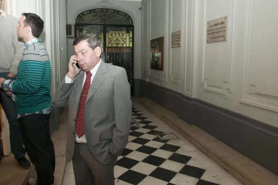 SUPUESTO USURPADOR. El notario Benedicto en la toma de su Colegio. la gaceta / archivo