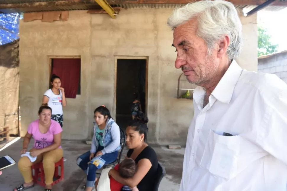 PROFUNDO DOLOR. Roberto Ibáñez, padre de la víctima, y otros parientes esperan la llegada del cuerpo de la joven. LA GACETA/FOTO DE JOSÉ NUNO