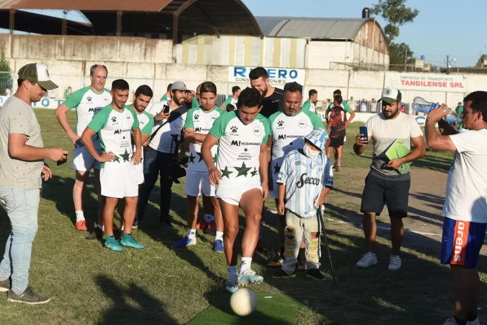 EMOCIÓN. “Pulguita” le pudo cumplir el sueño a Tobias Risso de jugar con él.   