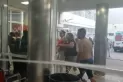 Video: familiares de un paciente rompieron vidrios y agredieron a policías en el Padilla