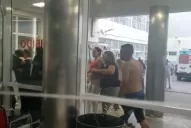 Video: familiares de un paciente rompieron vidrios y agredieron a policías en el Padilla