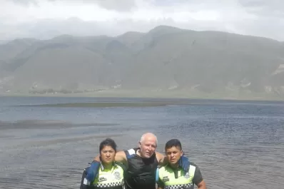 Susto en El Mollar: rescataron dos veces a un mismo hombre que no podía salir del lago