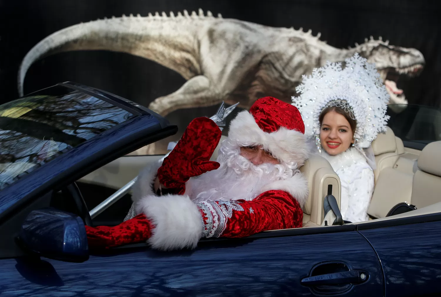 EN RUSIA. El Papá Noel ruso con su nieta en un desfile tradicional.