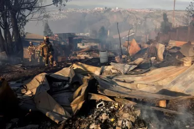 El fuego consume los cerros y llega a la ciudad de Valparaíso