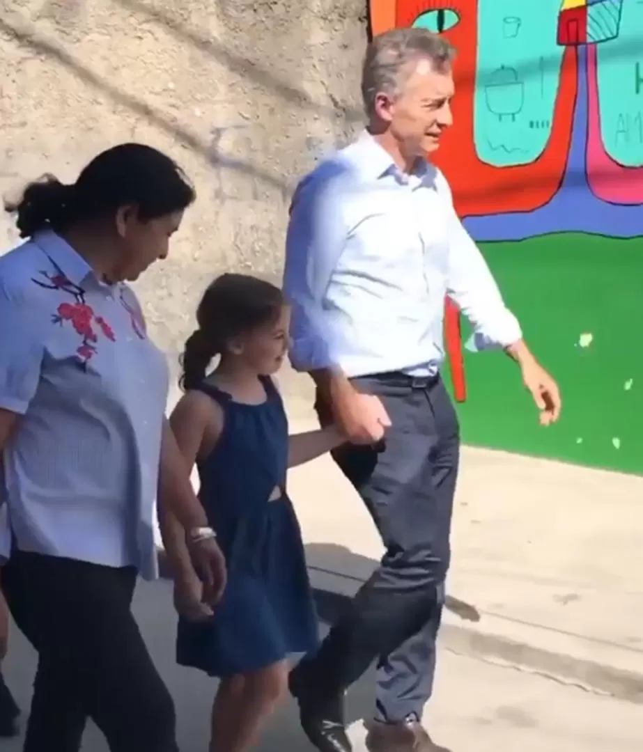 POR EL COMEDOR. Margarita acompaña a Macri y a su hija Antonia. INSTRAGRAM mauriciomacrI