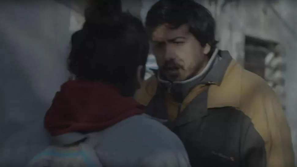 UN PADRE AUSENTE. Sergio Prina interpreta al tosco Osvaldo, el progenitor de la conflictuada Tati (de espaldas). 