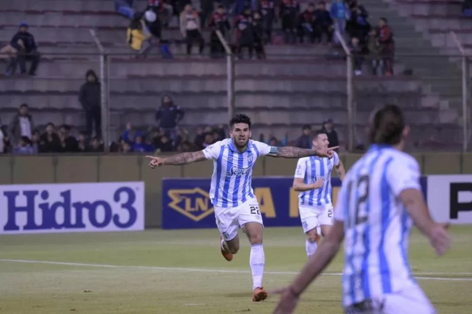 IMAGEN REPETIDA. Toledo, todavía con el 22 en la espalda y su short, festeja el gol que le convirtió a Boca Unidos, en septiembre de este año, por Copa Argentina. El goleador espera repetir en 2020. Foto Marcelo Miller (especial para la gaceta)