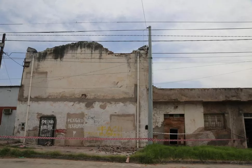 LOS DAÑOS A LA VISTA. Las cintas y las pintadas en el frente de la fábrica dan cuenta del peligro de derrumbe. Adentro, las llamas fueron devastadoras.  