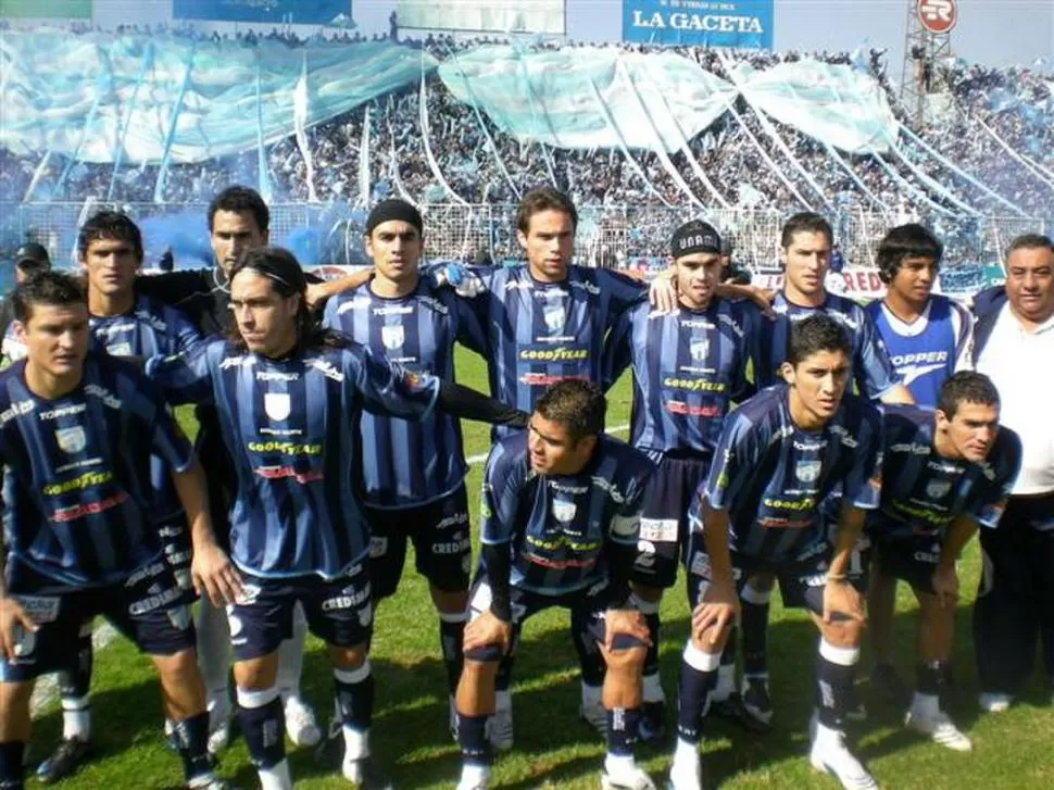 HÉROES DEL ASCENSO EN EL DÍA DEL PADRE. La formación de Atlético esa tarde de junio ante Racing de Córdoba. Arriba, de izquierda a derecha: César Montiglio, Lucas Ischuk, Mauricio Verón, Martín Martos, Ezequiel Luna y Andrés Bressán. Abajo: Héctor Álvarez, Diego Erroz, Claudio Sarría, Pablo Hernández y Sebastián Longo.  