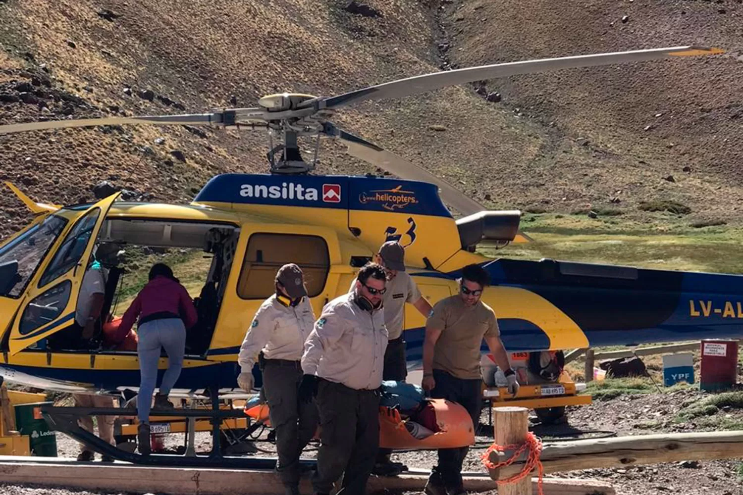 RESCATE. Guardaparques asitieron al francés de 41 años. FOTOS DEL TWITTER DE @SEBASMELCHOR