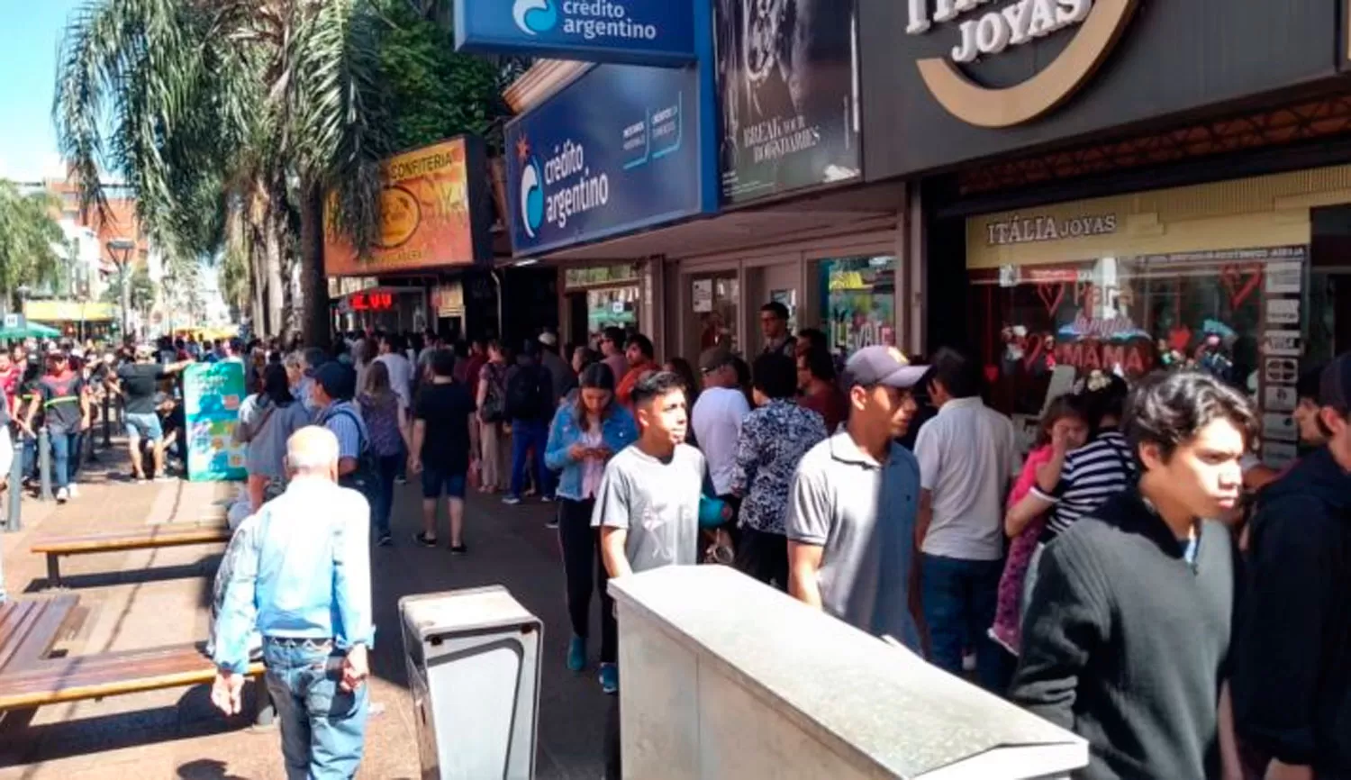 COLEROS. Fronterizos aprovechan el bache de la ley para ganar dinero.