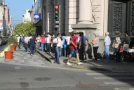 Eternas colas en distintos bancos para cobrar el bono extraordinario