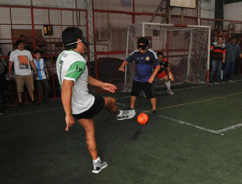 GOL. El “Pulga” patea la pelota, que terminará ingresando en el arco. 