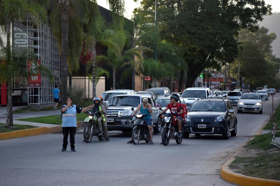 ORDEN. Inspectores municipales trabajan para ordenar el tráfico.  
