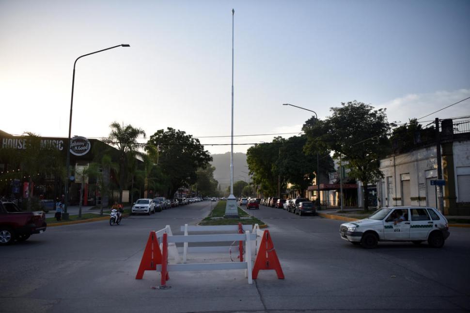 VALLAS. Las estructuras de madera actúan como una virtual rotonda.  