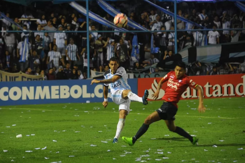 DIFÍCILMENTE SE VUELVAN A ENCONTRAR. Bruno Bianchi rechaza la pelota ante un delantero de Wilstermann, en la Libertadores de 2017. The Strongest luce como el candidato a enfrentar al “Decano”. la gaceta / foto de Osvaldo Ripoll (archivo)