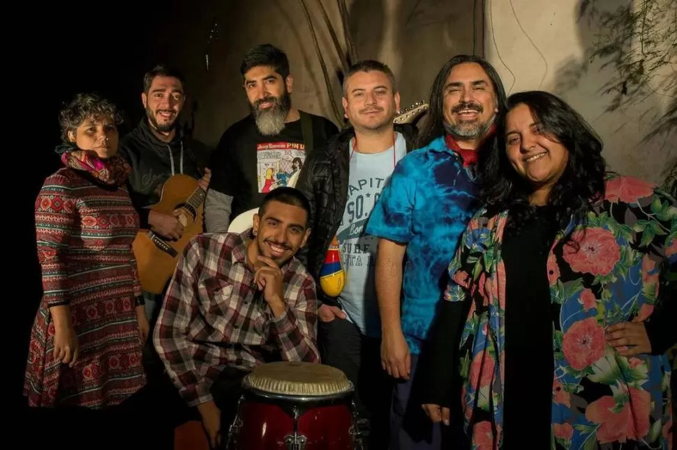 LA AGRUPACIÓN. La banda que surgió en Tafí Viejo en 2008 propone un recorrido musical por las distintas regiones latinoamericanas.  prensa