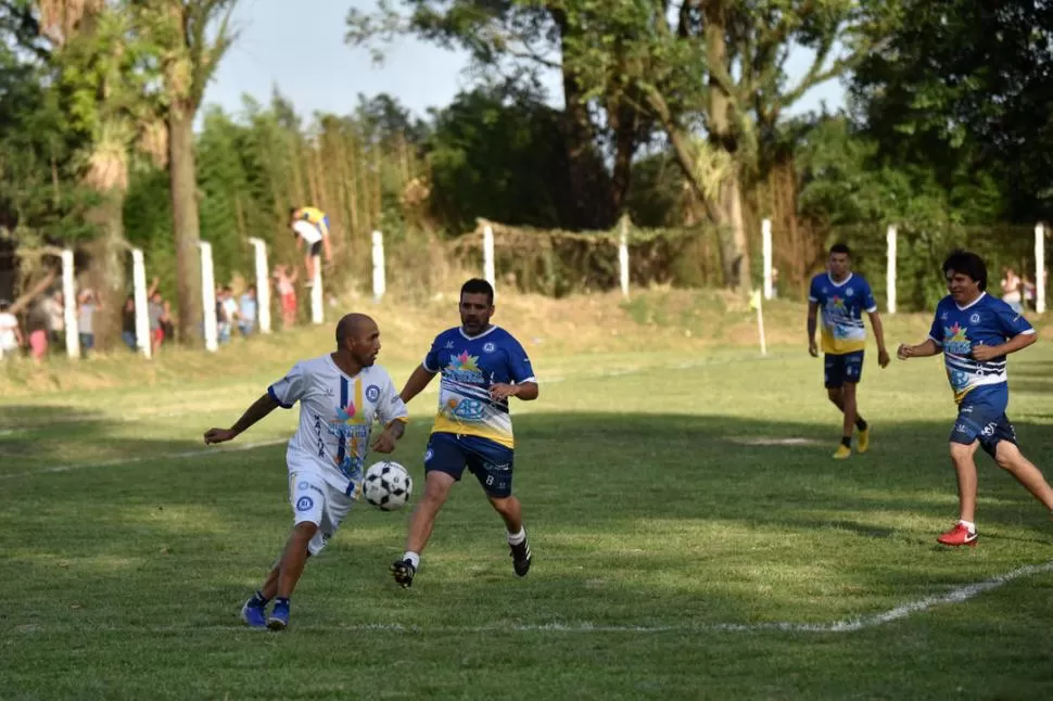 EN ACCIÓN. El “Ratón” Ibáñez domina la pelota ante la marca de un jugador del combinado rival, ayer en San Pablo. LA GACETA / FOTOS DE Ines Quinteros Orio