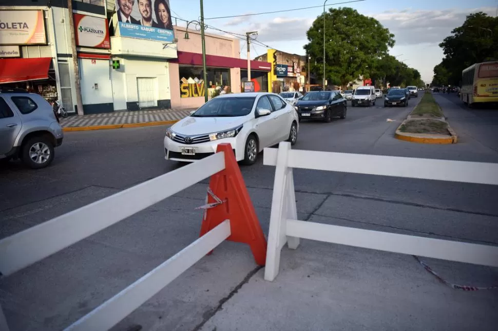 ESQUINA CAÓTICA. Luego de que sacaran la rotonda del mástil, la intersección de avenida Aconquija con Solano Vera es complicada para el tránsito. la gaceta / fotos de inés quinteros orio 