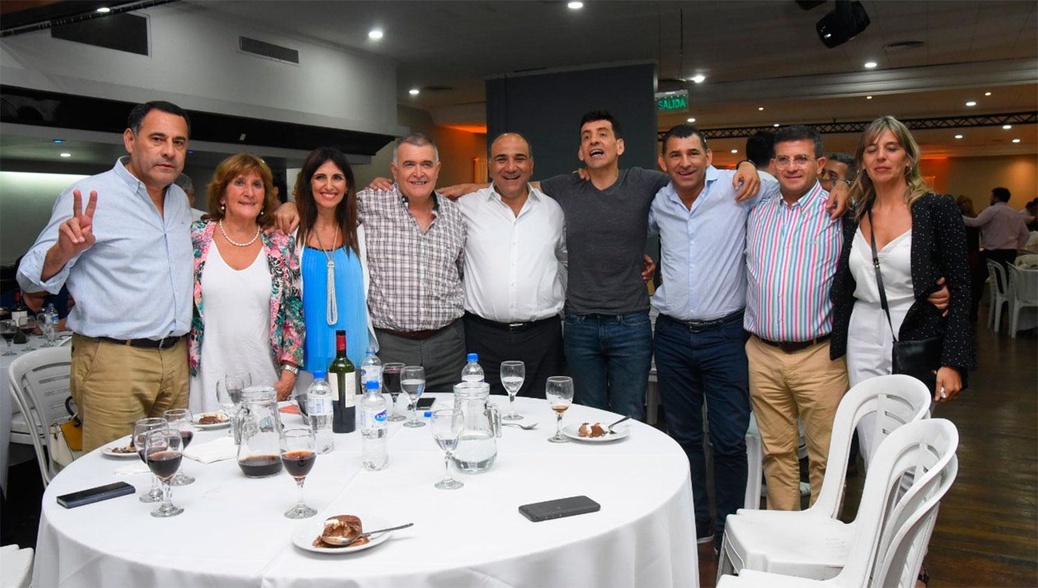 MESA PRINCIPAL. Un centenar de dirigentes participó de la reunión de anoche en el hipódromo.