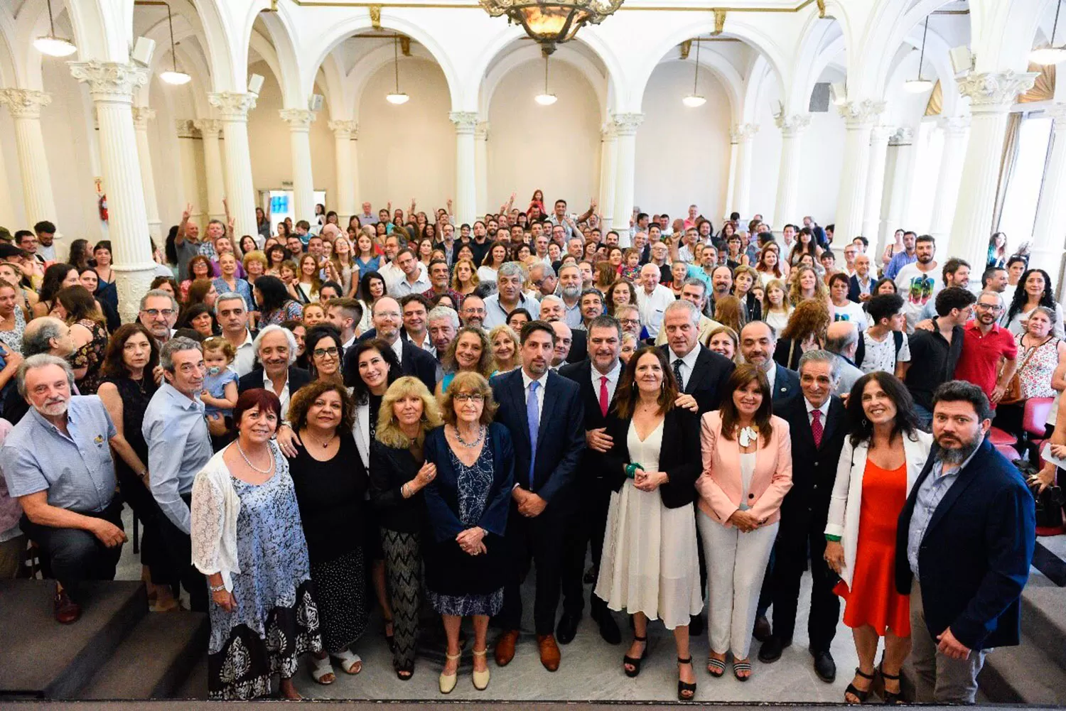 GRAN EQUIPO. El ministro Trotta, en el centro, posa con la nuevas autoridades de Educación. FOTO TOMADA DEL TWITTER DE @TROTTANICO