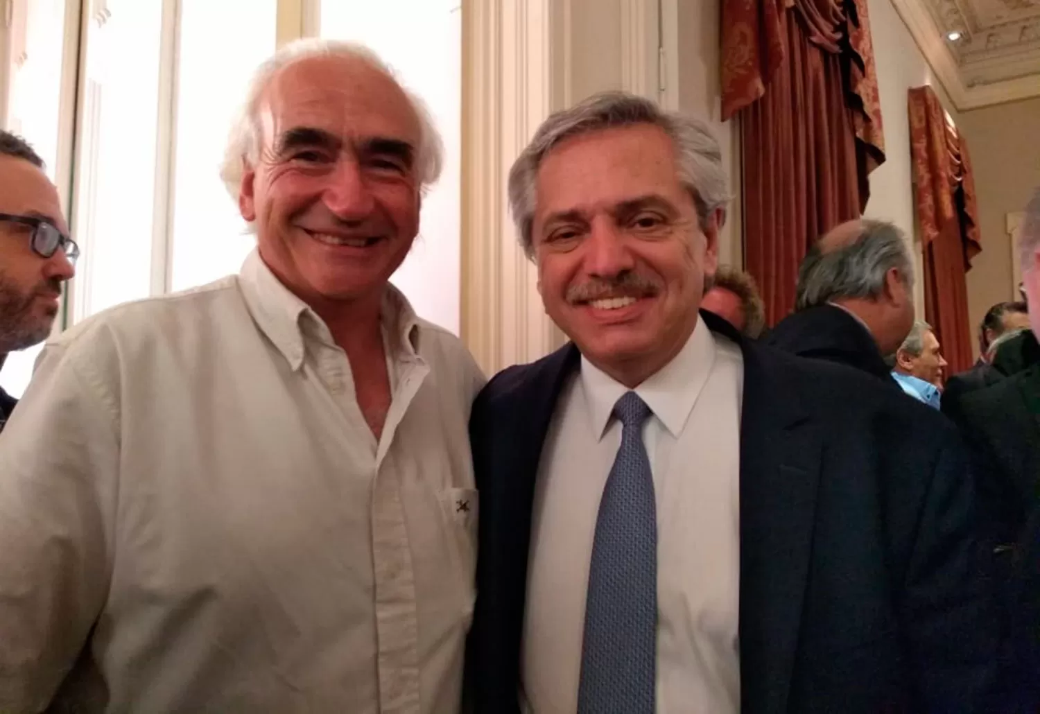 SONRIENTES. Peidro y el Presidente Fernández, tras la firma del pacto solidario. FOTO DEL TWITTER DE @CTAAUTONOMA