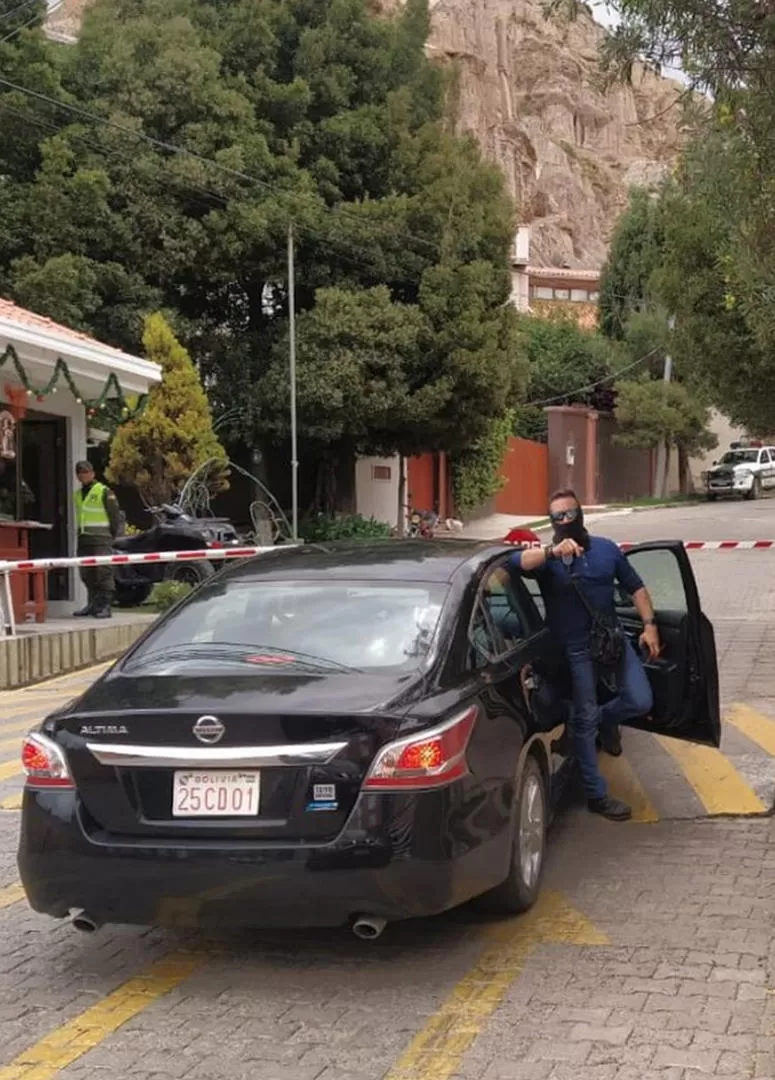 PATENTES OFICIALES. Los vecinos fotografiaron los autos implicados. 