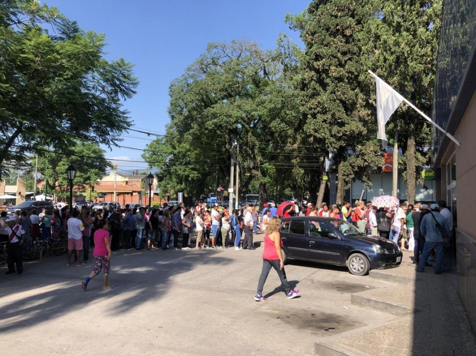 YERBA BUENA. Decenas de jubilados esperan en Av. Aconquija al 700.  