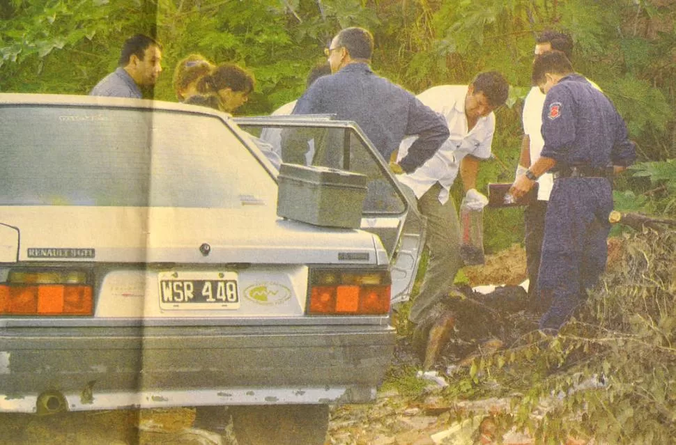 LA ESCENA DEL CRIMEN. Los peritos de la policía trabajan en el lugar donde fue encontrado el cuerpo de la víctima. 