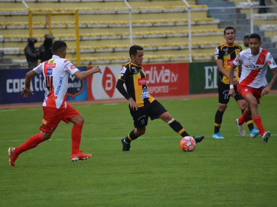 TAMBIÉN ANOTA. Jhasmani Campos (lleva la pelota) es volante pero igualmente puede hacer goles para The Strongest. prensa club the strongest