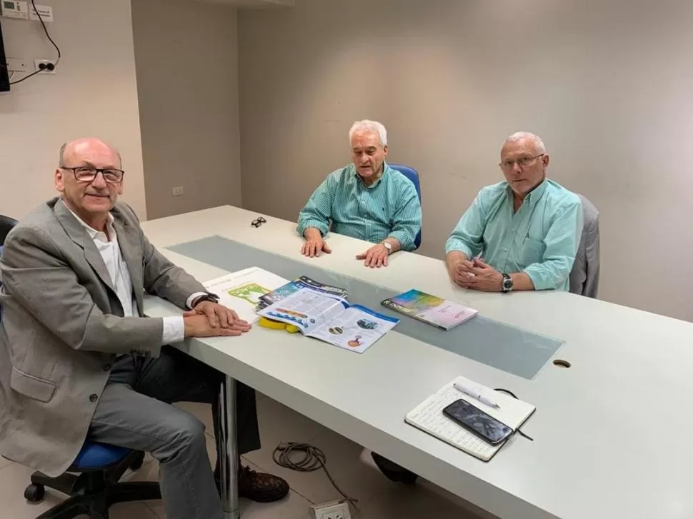 EN LA GACETA. Ploper, Budeguer y Castagnaro anticiparon las tareas que encarará la Estación Experimental.  