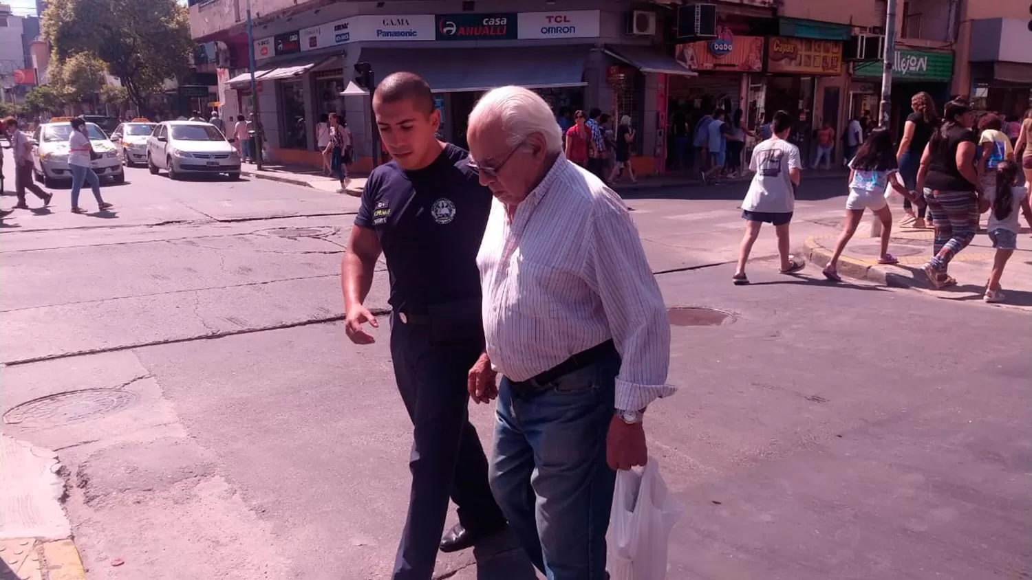 HÉROE SOLIDARIO. Bascary compró de su bolsillo remedios para un adulto mayor no vidente. SECRETARÍA DE INFORMACIÓN PÚBLICA