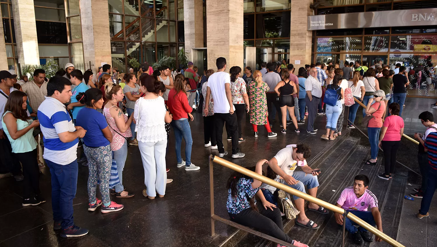 Los bancos se vieron desbordados durante la mañana del viernes. LA GACETA/FOTO DE INÉS QUINTEROS ORIO 