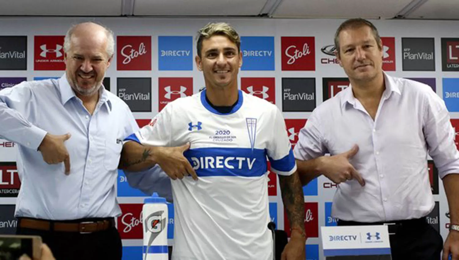 Zampedri (centro) fue presentado por José María Buljubasich, gerente técnico y ‎Luis Felipe Gazitúa, titular de Universidad Católica. (FOTO TOMADA DE TWITTER @CruzadosSADP)