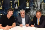 Russo firmó su contrato con Boca, que le dio la bienvenida con un video