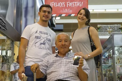 Ganó el sorteo LA GACETA y le regaló el premio al abuelo de su novio