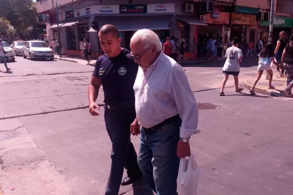 Héroe: ayudó a un hombre ciego a cruzar la calle y después le compró un remedio