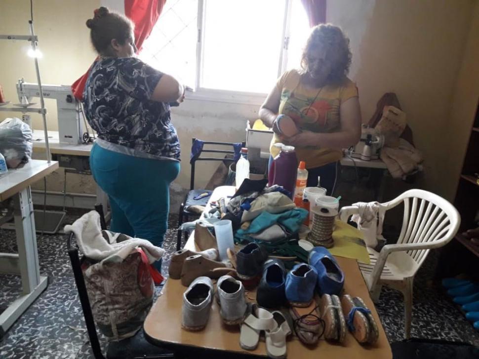 EN PLENA TAREA. La pequeña fábrica de alpargatas de la fundación MAS en el barrio Mercantil. 