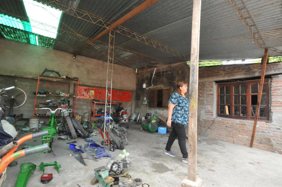 EL TALLER. Soloaga y sus hijos mayores trabajaban reparando motos. 