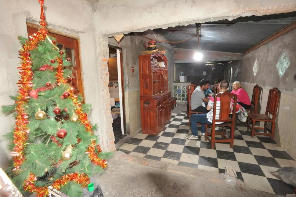 LA ESCENA DEL CRIMEN. Familiares de la pareja hablaron con LA GACETA en la vivienda de calle Reconquista, donde ocurrió el ataque.   la gaceta / fotos de antonio ferroni