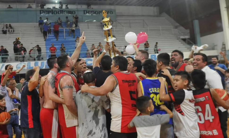 RIÓ AL ÚLTIMO. En el tercer y definitivo partido de los playoffs de la final, disputado en cancha de Tucumán BB, Huracán BB derrotó a San Jorge por 73 a 64 y logró el derecho a jugar en la “A” en año que viene. la gaceta / foto de ANTONIO FERRONI