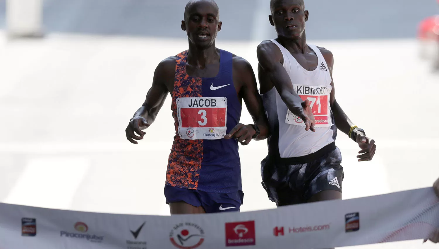 El cierre fue infartante. Así superaba Kibiwott Kandie al ugandés Jacob Kiplimo casi sobre la línea de llegada. (Reuters)