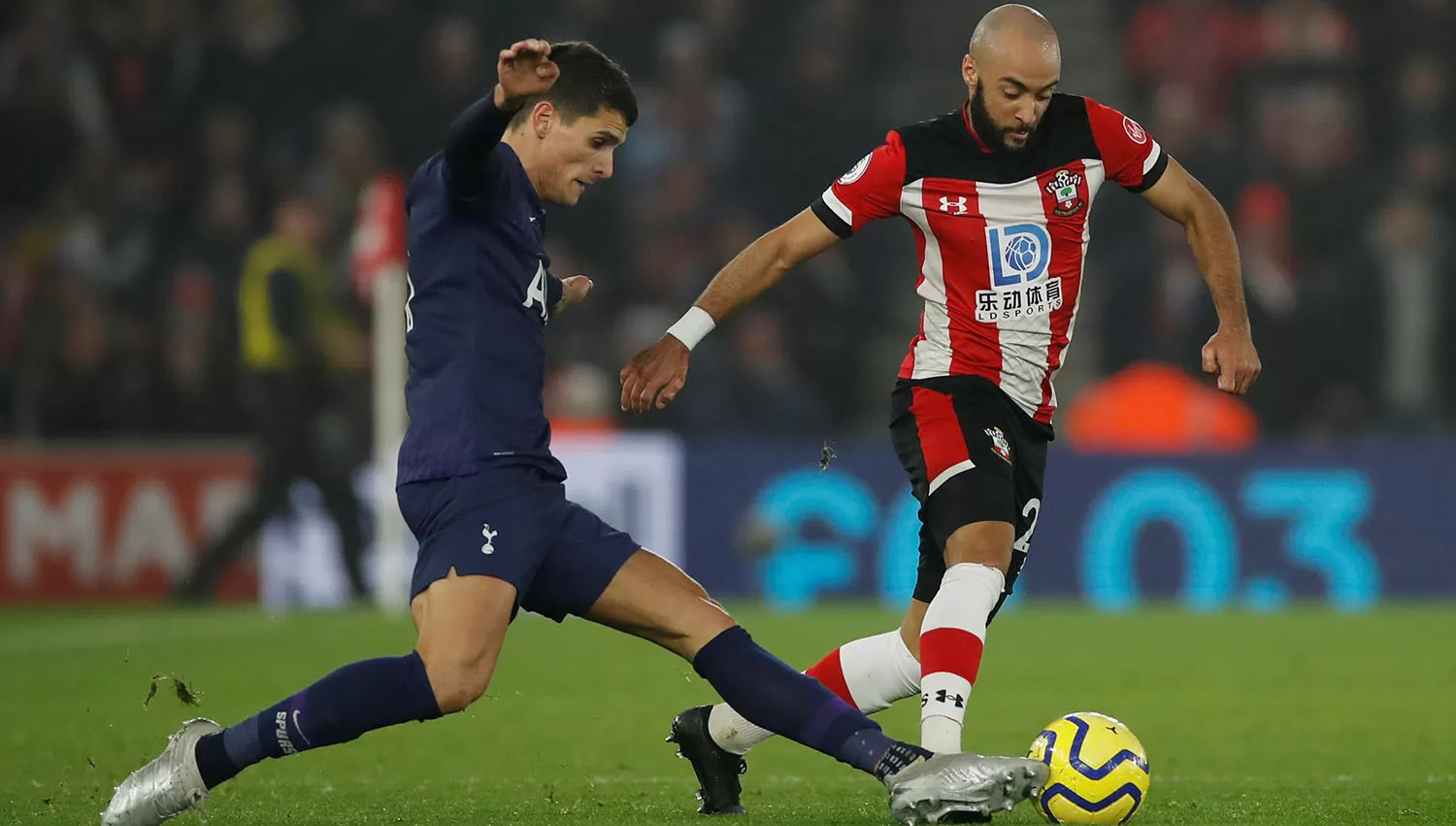 Erik Lamela vio acción en el segundo tiempo, pero poco pudo hacer por los Spurs. (Reuters)