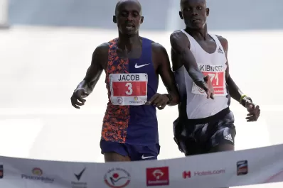 Con récord y en el último metro, el keniano Kandie ganó la Maratón de San Silvestre