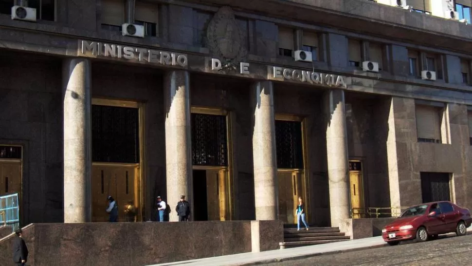 MINISTERIO DE ECONOMÍA. Lo que hagan los ocupantes de esta edificio durante enero será clave para avizorar el panorama económico. télam (archivo)
