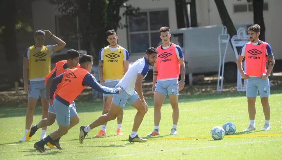 TRABAJOS FÍSICOS Y CON PELOTA. Ortiz (al centro) arranca con la mirada fija en el balón. Se vienen semanas de mucha actividad para el plantel que dirige Zielinski. la gaceta / foto de hector peralta (archivo)