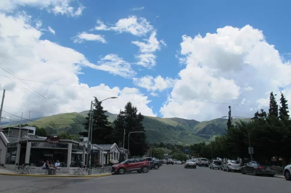 PAISAJE ÚNICO. Vista del centro de la villa, enmarcado por los inconfundibles cerros del valle tafinisto. 