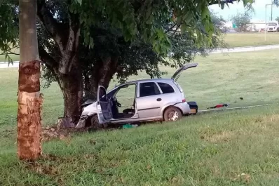 Un auto impactó contra un árbol y dos jóvenes murieron en Tafí Viejo