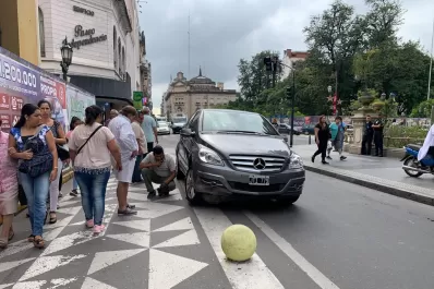 El conductor de una camioneta se tragó un bolardo de hormigón en 25 y San Martín